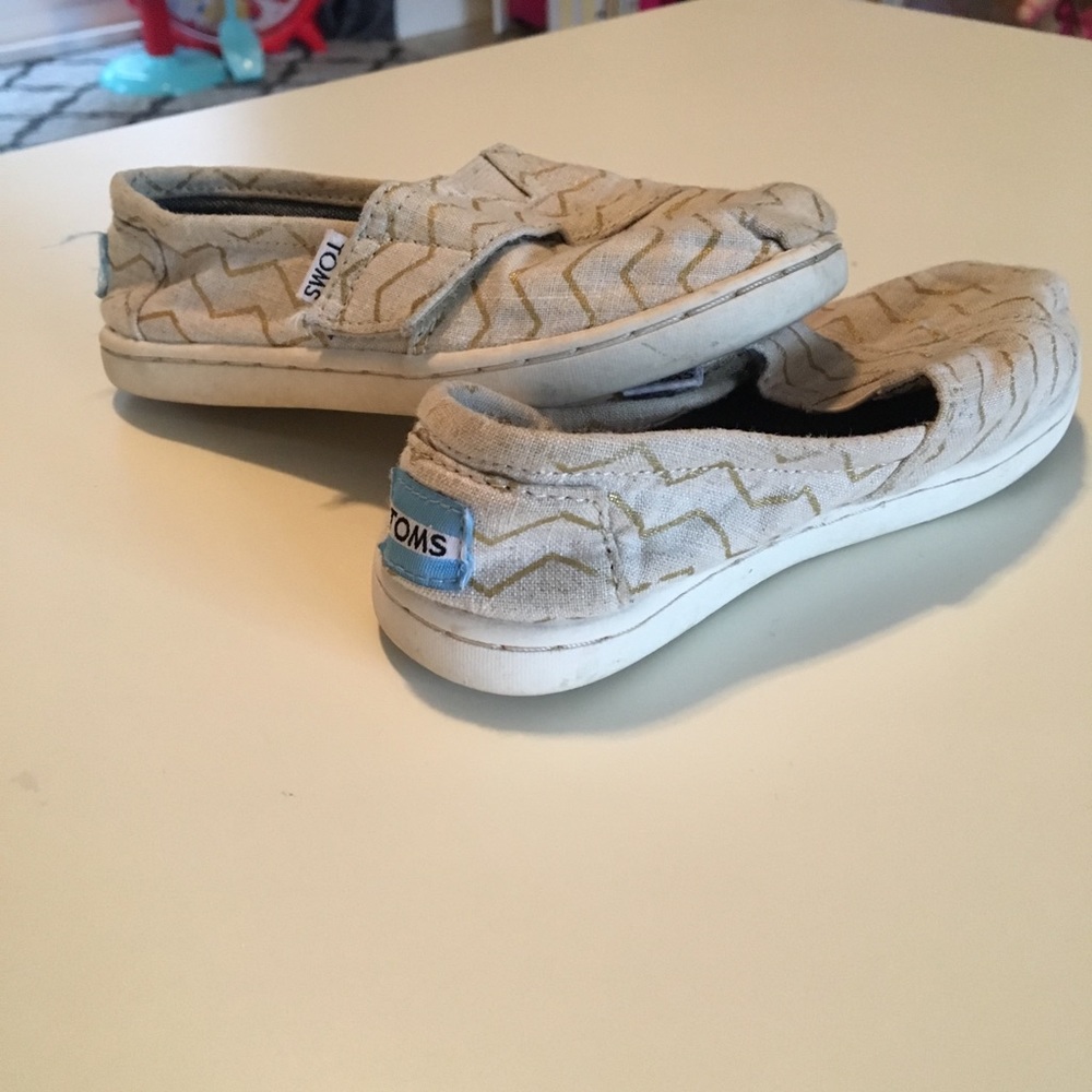 Toddler girls TOMS